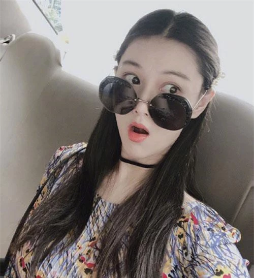 "Mẹ một con" Trương Hinh Dư khoe ảnh selfie nhí nhố