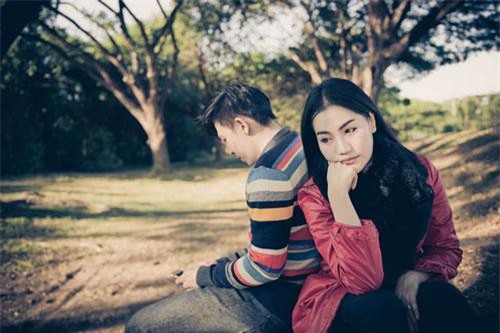 Hất chiếc nón rách ra khỏi đầu người đàn ông bán bánh rán, tôi há hốc miệng vì bất ngờ còn anh ta xấu hổ vứt cả gánh hàng bỏ chạy