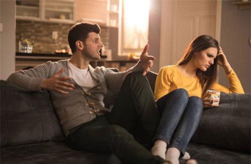 Cả nhà lục đục vì một chiếc thẻ điện thoại chồng nộp cho mẹ chồng