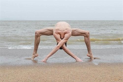 Chàng trai uốn dẻo như... "người ngoài hành tinh"