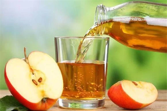 Giấm táo là một trong những loại đồ uống tự nhiên có khả năng kiểm soát huyết áp tốt. Ngoài ra, nó còn cung cấp kali, lọc bỏ natri và độc tố dư thừa ra khỏi cơ thể. Ảnh: thucthan.