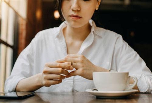 Phát hiện chồng ngoại tình với bạn thân, tôi đã “cho không” mà không hề nuối tiếc