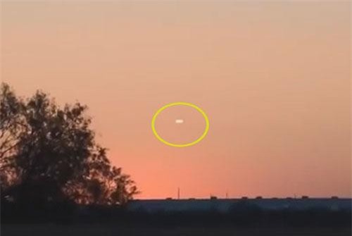 UFO hình điếu xì gà bay lơ lửng trên bầu trời Texas, Mỹ