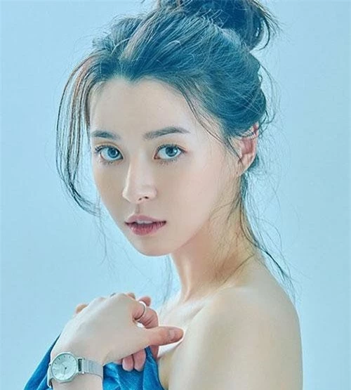 Kwon Nara sinh ngày 13/3/1991 tại Seongnam, Hàn Quốc.