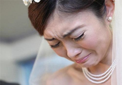 Đang đi chụp ảnh cưới, một người đàn ông huých vào tay tôi làm rơi tập tài liệu, thứ bên trong lộ ra khiến tôi đơ người không dám tin