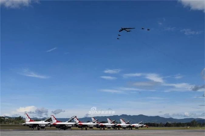 B-52 bay luon o trien lam hang khong Colombia, Venezuela co lo lang?-Hinh-2