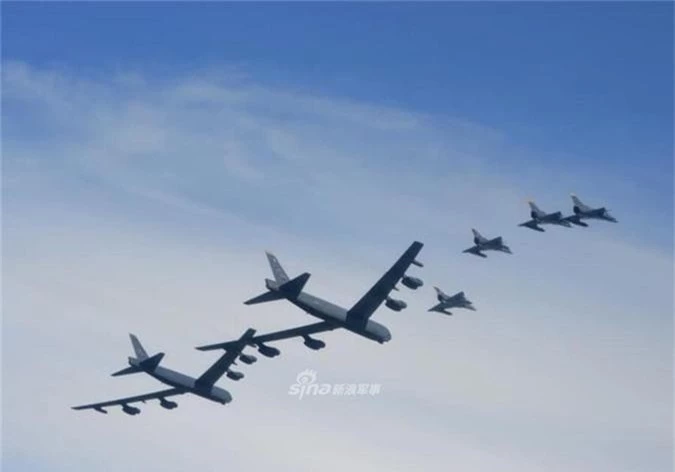 B-52 bay luon o trien lam hang khong Colombia, Venezuela co lo lang?-Hinh-3