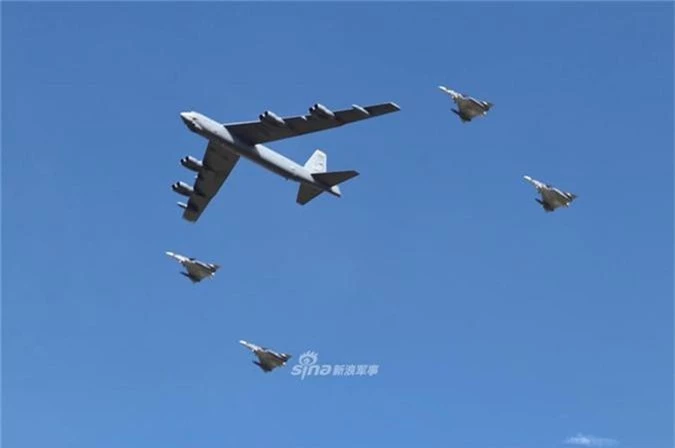 B-52 bay luon o trien lam hang khong Colombia, Venezuela co lo lang?-Hinh-5