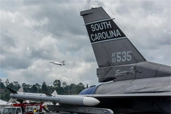 B-52 bay luon o trien lam hang khong Colombia, Venezuela co lo lang?-Hinh-7