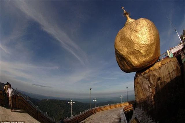 Kỳ lạ tảng đá dát vàng nằm chênh vênh trên núi nghìn năm - 4