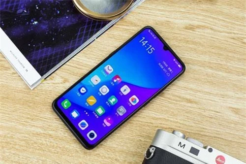 Z5 được trang bị tấm nền màn hình Super AMOLED kích thước 6,38 inch, độ phân giải Full HD Plus (2.340x1.080 pixel). Màn hình này được chia theo tỷ lệ 19,5:9, thiết kế dạng giọt nước, chiếm 90% diện tích mặt trước.