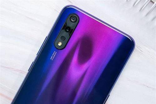 Vivo Z5 sở hữu 3 camera ở mặt lưng. Cảm biến chính 48 MP, khẩu độ f/1.8 cho khả năng lấy nét theo pha. Cảm biến thứ hai 8 MP, f/2.2 cho ống kính góc rộng 120 độ. Cảm biến thứ ba 2 MP, f/2.4 giúp chụp ảnh xóa phông. Bộ ba này được trang bị đèn flash LED, quay video 4K. 