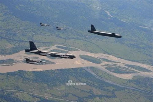 Xuất hiện trong triển lãm hàng không đang diễn ra ở Colombia có hai máy bay ném bom B-52 của Mỹ - loại pháo đài bay từng được Washington đánh giá là "bất khả chiến bại". Nguồn ảnh: Sina.