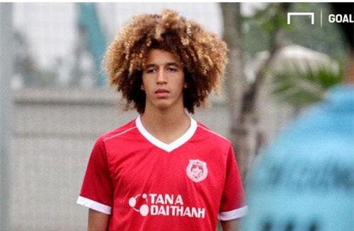 M.U sắp chiêu mộ cầu thủ trẻ từng tập luyện tại… Việt Nam