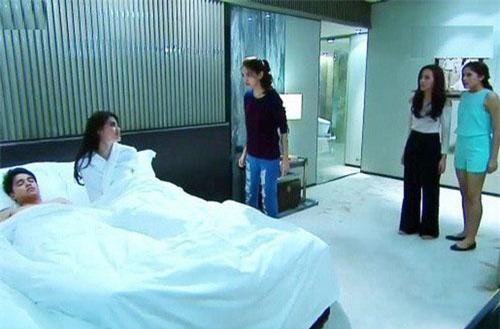 Đang phút cao trào với bồ nhí thì bị vợ tóm sống, chồng hoảng hồn định kéo cô ta chạy ngờ đâu lại bị "bán đứng" ê chề