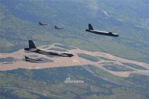 B-52 bay lượn ở triển lãm hàng không Colombia, Venezuela có lo lắng?