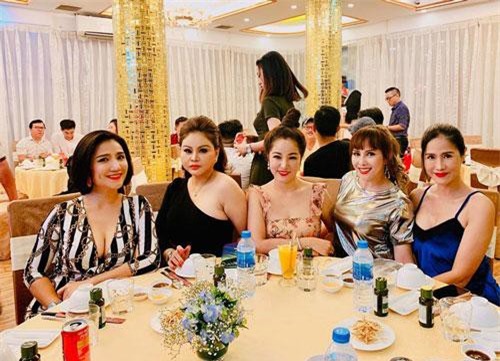 Chụp ảnh cùng hội chị em nghệ sĩ, Cát Tường nổi bật hơn hẳn khi tích cực mặc trễ nải khoe gò bồng đảo căng đầy