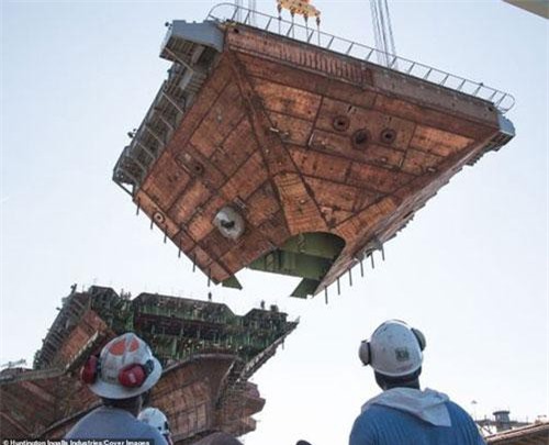 Cận cảnh quá trình Mỹ lắp ráp tàu sân bay đắt đỏ nhất thế giới