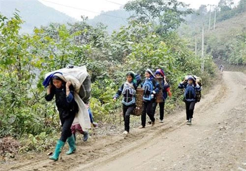 Phụ nữ Hà Nhì ở xã Nậm Pung đi bộ hơn 10 km xuống chợ Mường Hum.