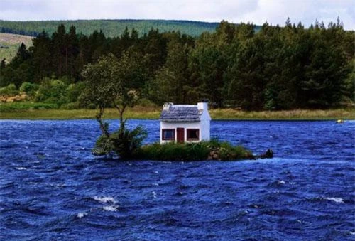 Ngôi nhà nằm giữa hồ
