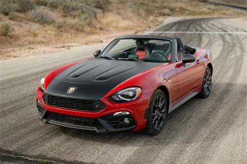 2. Fiat 124 Spider Classica 2019 (giá khởi điểm: 24.995 USD).