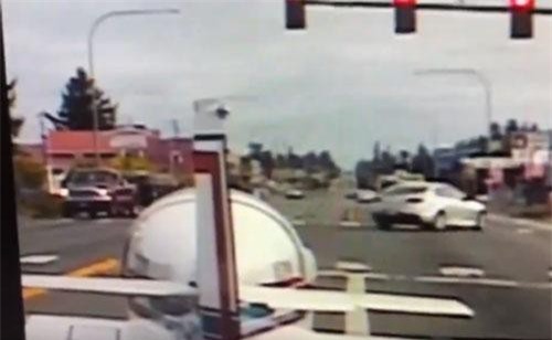 “Thót tim” cảnh máy bay Mỹ hạ cánh khẩn cấp giữa xa lộ đông đúc