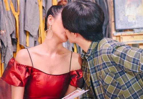 Nam Thư hôn say đắm bạn trai cũ Sĩ Thanh khiến ai cũng đỏ mặt