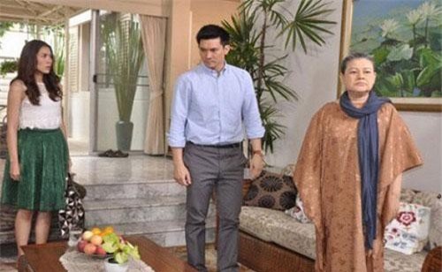 Người yêu của anh trai vừa cất giọng nói, mẹ tôi giật mình trượt chân ngã xuống sàn nhà, còn tôi thì ú ớ không biết chào hỏi kiểu gì nữa