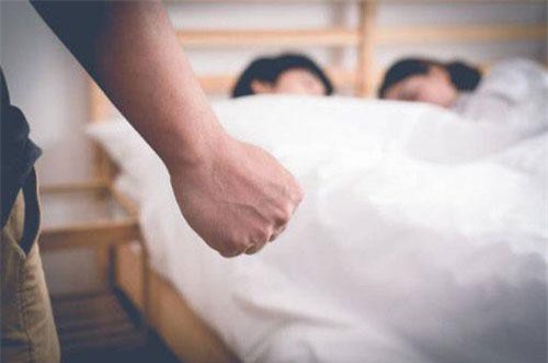 Đàn ông ngoại tình vì lạ, đàn bà đổi dạ vì quen