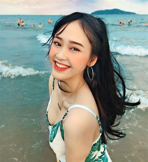 Á khôi sinh viên Việt Nam vừa xinh đẹp vừa học giỏi Văn