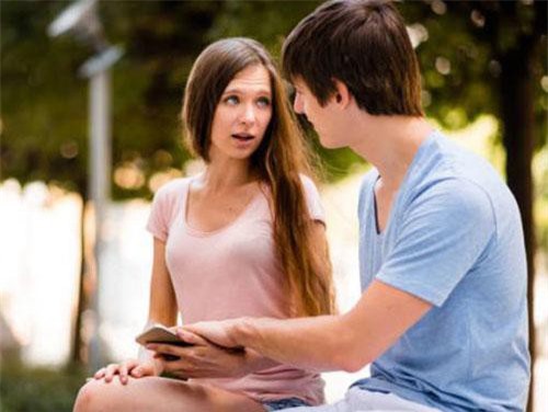 Bị tra hỏi chuyện vào khách sạn với sếp, vợ lấp liếm “chỉ vào uống nước nói chuyện thôi”