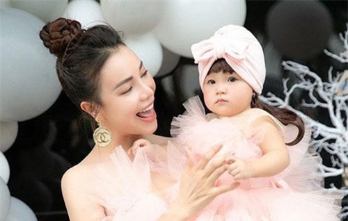 Trà Ngọc Hằng lần đầu công khai hình ảnh của con nhân dịp sinh nhật bé tròn 1 tuổi