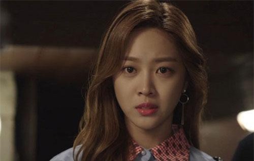 Nữ đồng nghiệp "à ơi" rủ chồng đi xem phim kinh dị, vợ biết được liền chặn đứng bằng hành động cực cao tay