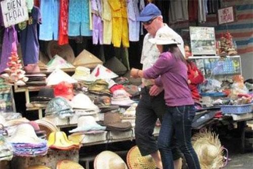 Phạt tới 3 triệu đồng hành vi ép khách du lịch mua hàng
