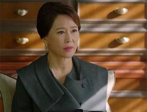 Bố chồng chuẩn bị tái hôn, nàng dâu trẻ đang hào hứng bỗng chết sững khi nhìn thấy “mẹ chồng tương lai”