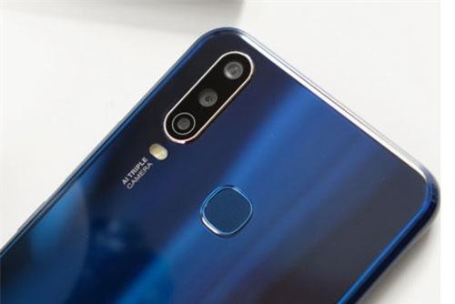 Smartphone 3 camera sau, pin 5.000 mAh, giá hơn 4 triệu ở Việt Nam