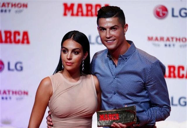 Bạn gái C.Ronaldo khoe dáng với loạt hình nội y nóng bỏng - 2