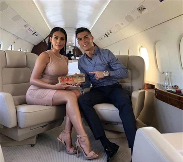 Bạn gái C.Ronaldo khoe dáng với loạt hình nội y nóng bỏng - 3