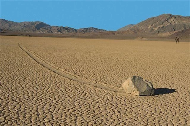 Bí ẩn về những "hòn đá ma thuật" biết tự dịch chuyển trong sa mạc khô cằn - 3