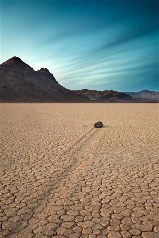 Bí ẩn về những "hòn đá ma thuật" biết tự dịch chuyển trong sa mạc khô cằn - 4