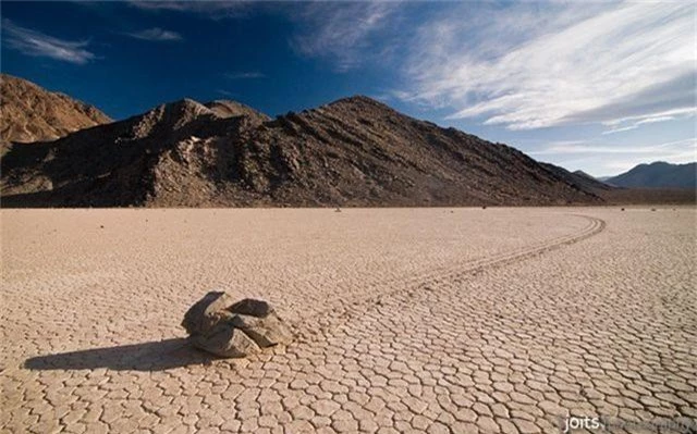 Bí ẩn về những "hòn đá ma thuật" biết tự dịch chuyển trong sa mạc khô cằn - 5