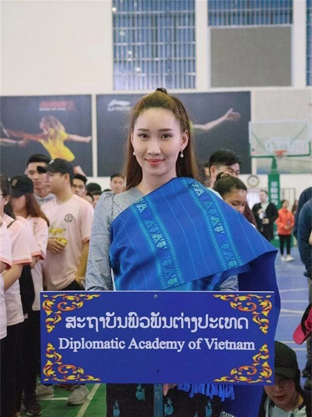 “Bông hồng” Lào gốc Việt xinh đẹp trong lễ tốt nghiệp tại Học viện Ngoại giao - 7