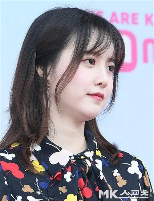 Siêu thảm đỏ hội tụ quân đoàn idol, diễn viên siêu khủng: Goo Hye Sun lạc quẻ, TWICE đọ tầm sexy chan chát với MAMAMOO - Ảnh 18.