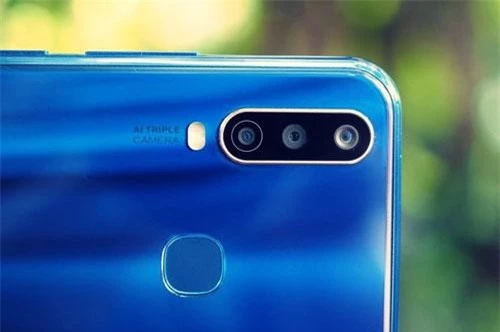 Vivo Y12 được trang bị 3 camera ở mặt lưng. Trong đó, cảm biến chính 13 MP, khẩu độ f/2.2 cho khả năng lấy nét theo pha. Cảm biến góc rộng 8 MP, f/2.2 cho góc chụp 120 độ và cảm biến còn lại 2 MP, f/2.4 giúp chụp ảnh xóa phông. Bộ ba này được trang bị đèn flash LED, quay video Full HD. 