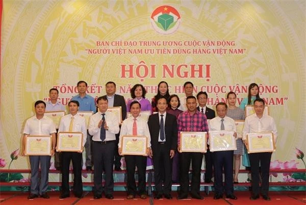 Chủ tịch VINASME Nguyễn Văn Thân (hàng thứ nhất, thứ 2 từ phải sang) nhận bằng khen của Ban Chỉ đạo Cuộc vận động.