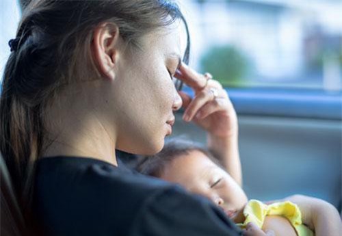 Về sớm 3 tiếng, tôi chết điếng khi chứng kiến "mẹo" mà mẹ chồng vẫn dùng để ru cháu mỗi lần gắt ngủ