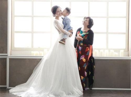 Giữa "tâm bão" có bạn trai mới, Thu Quỳnh bất ngờ mặc váy cưới bên một người đặc biệt