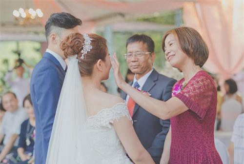 Giữa đám cưới, mẹ chồng đỏ mặt vì quà cưới quá khiêm tốn, ngờ đâu con dâu lên tiếng 1 câu mà toàn cục diện thay đổi trong nháy mắt