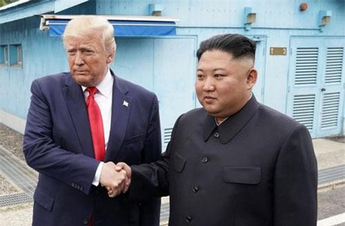 Ông Trump mềm mỏng bất thường sau 3 vụ phóng tên lửa của Triều Tiên