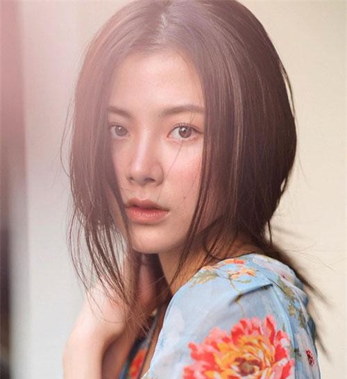 Quá khứ tràn ngập scandal, Baifern "Chiếc Lá Bay" đã có quãng thời gian phải rút khỏi showbiz, đi du lịch cùng gia đình để cân bằng tâm lý